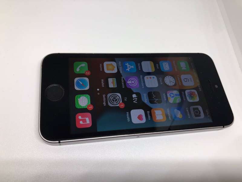 Apple iPhone SE 1st Gen 16GB Silver