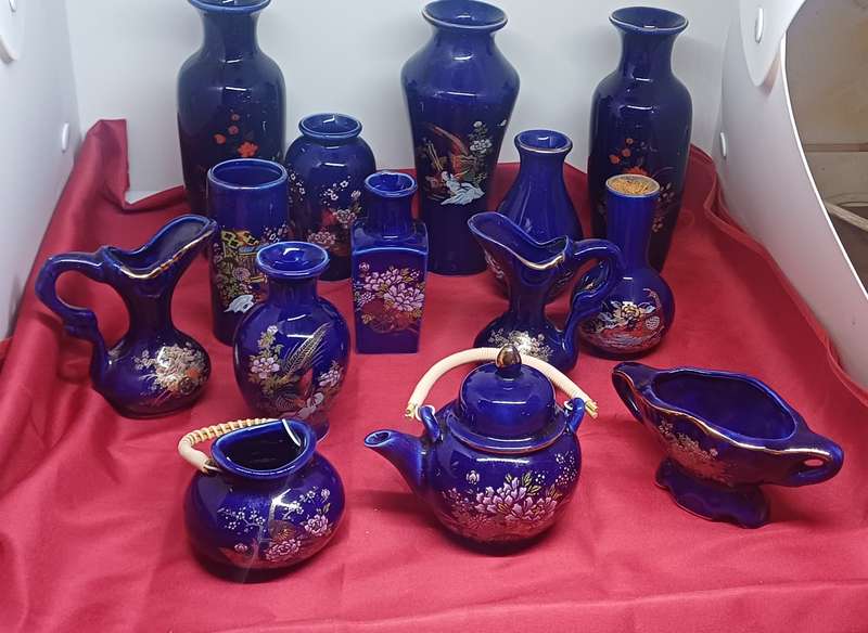 Blue little vases, teapot