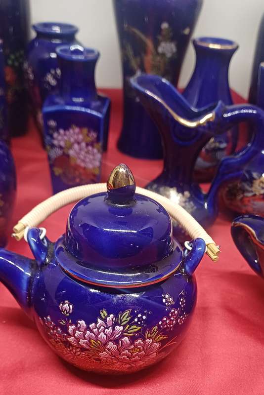 Blue little vases, teapot