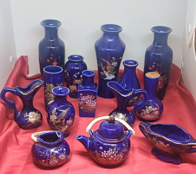 Blue little vases, teapot