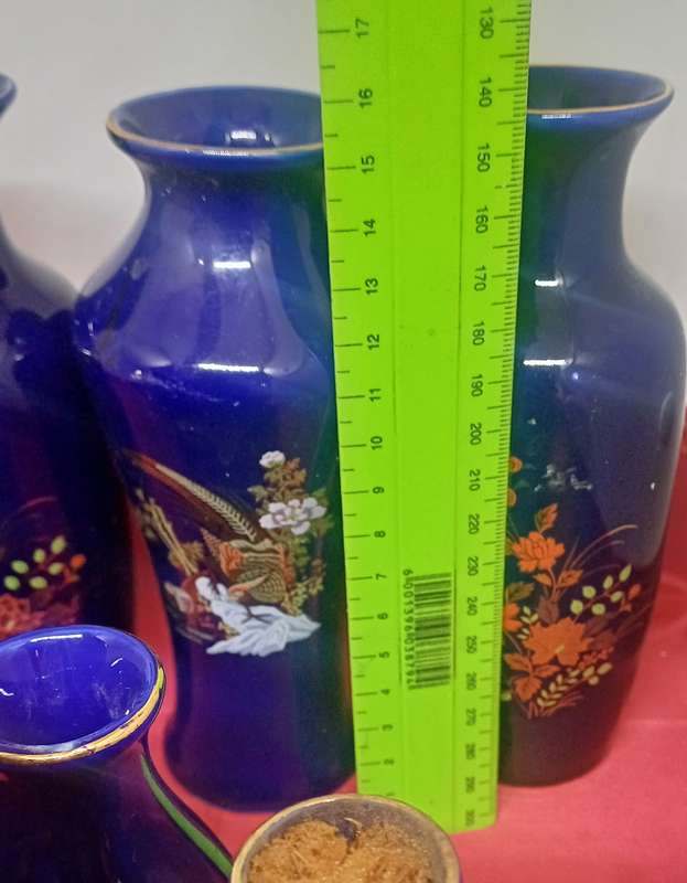 Blue little vases, teapot