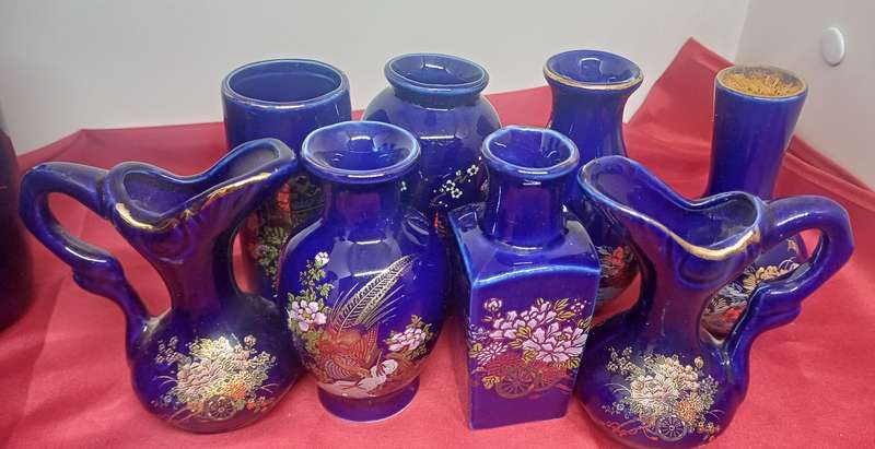 Blue little vases, teapot