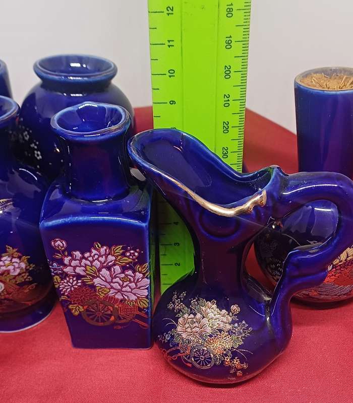 Blue little vases, teapot