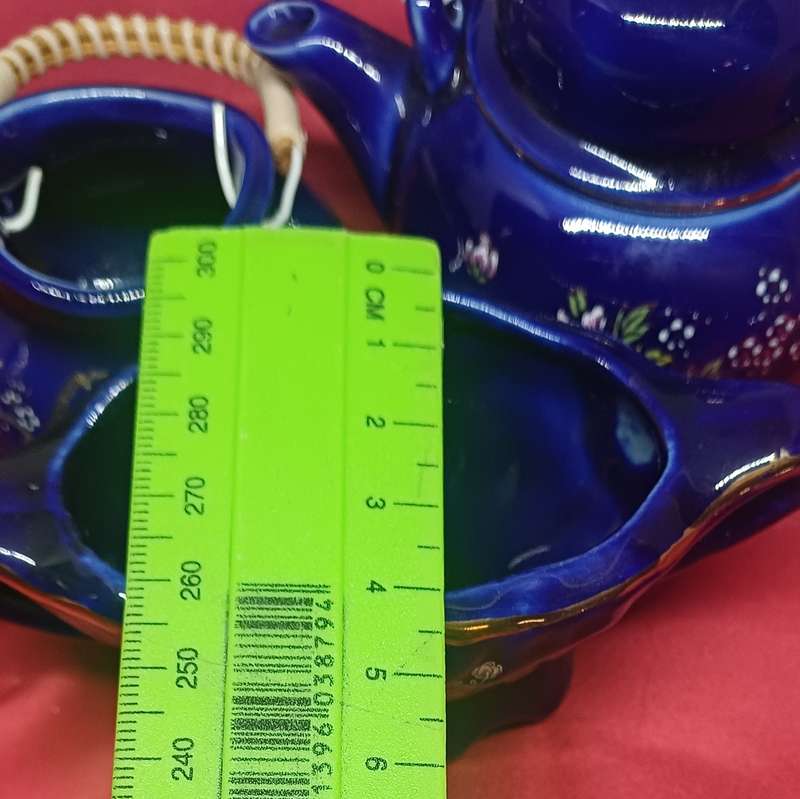 Blue little vases, teapot