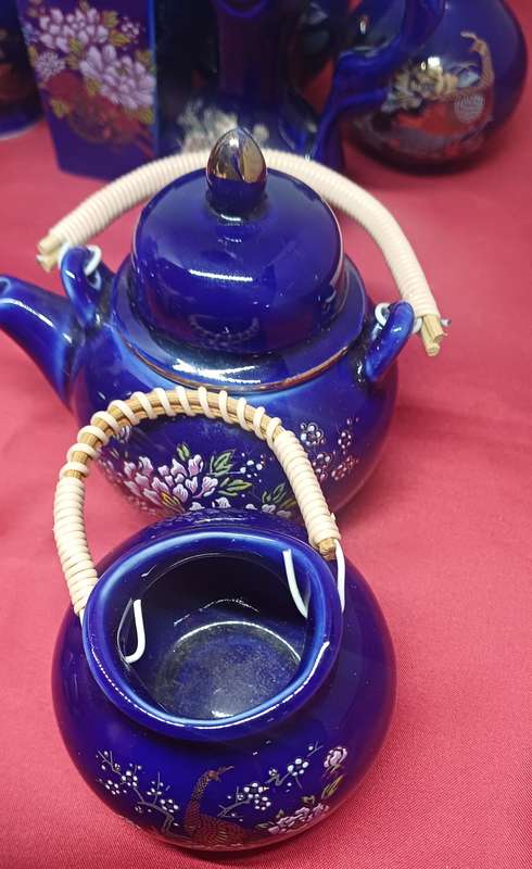 Blue little vases, teapot