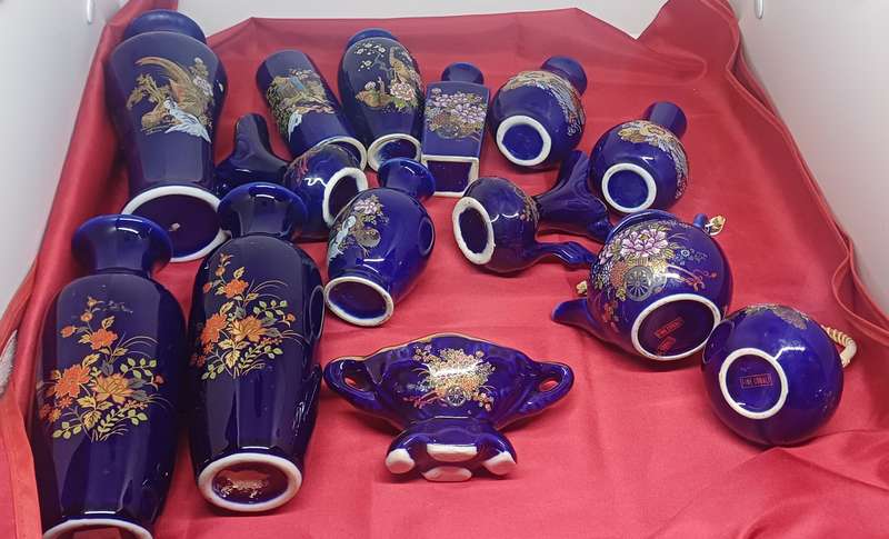 Blue little vases, teapot