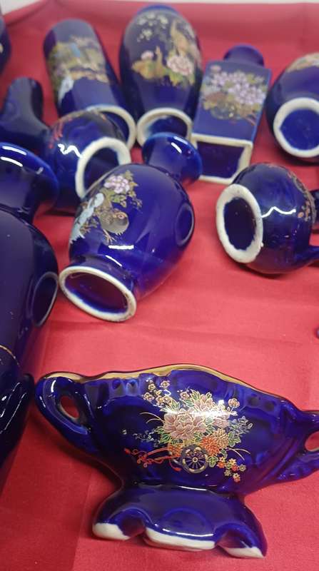 Blue little vases, teapot