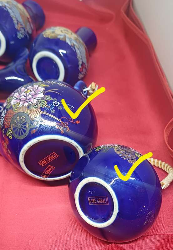 Blue little vases, teapot
