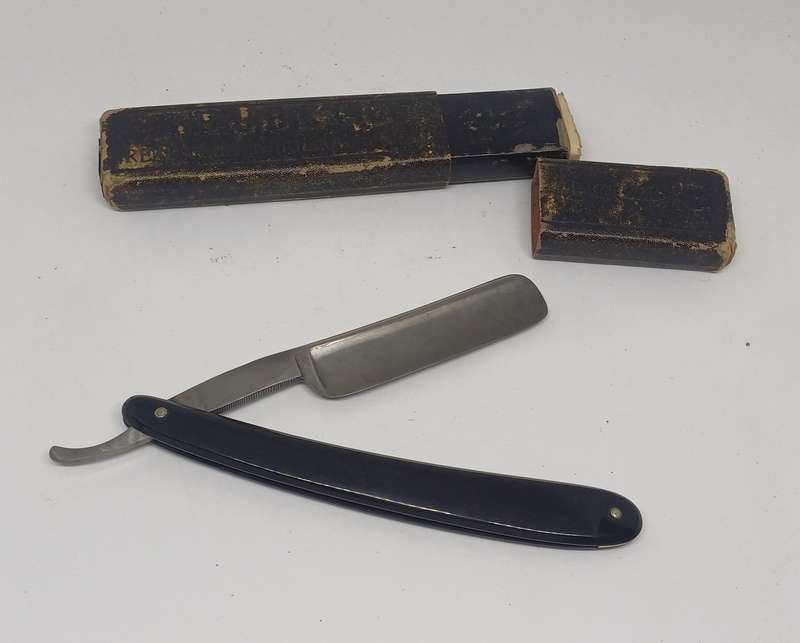 Old Barber hand razor-solingen in original case