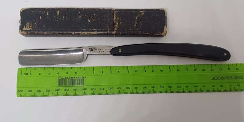 Old Barber hand razor-solingen in original case