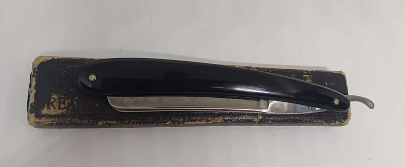 Old Barber hand razor-solingen in original case