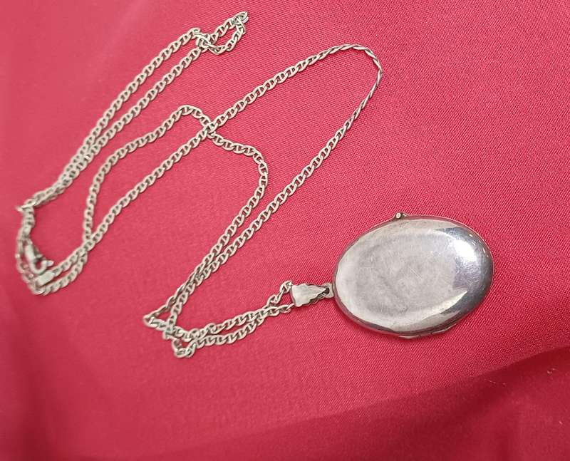 Silver locket 925  locket and chain 12g