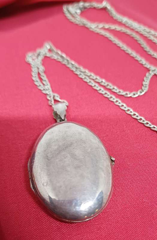 Silver locket 925  locket and chain 12g