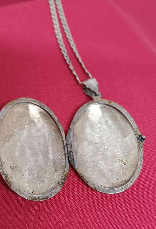 Silver locket 925  locket and chain 12g