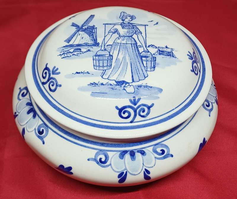 Delft Blue jar with lid