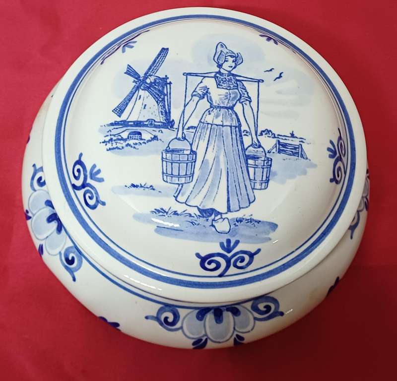 Delft Blue jar with lid