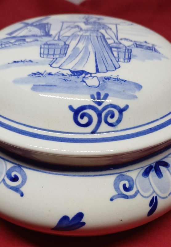 Delft Blue jar with lid