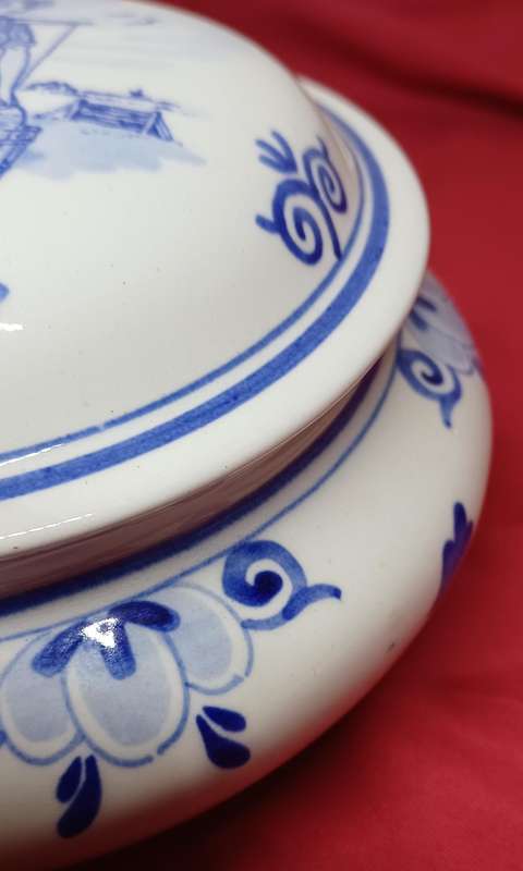 Delft Blue jar with lid
