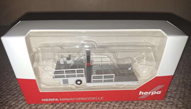 1/200 Herpa large cargo pallet lifter