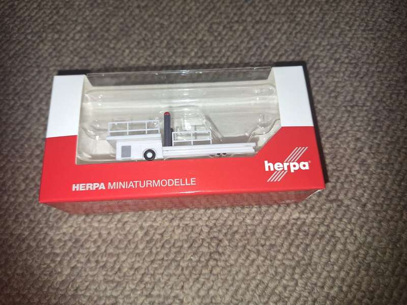 1/200 Herpa large cargo pallet lifter