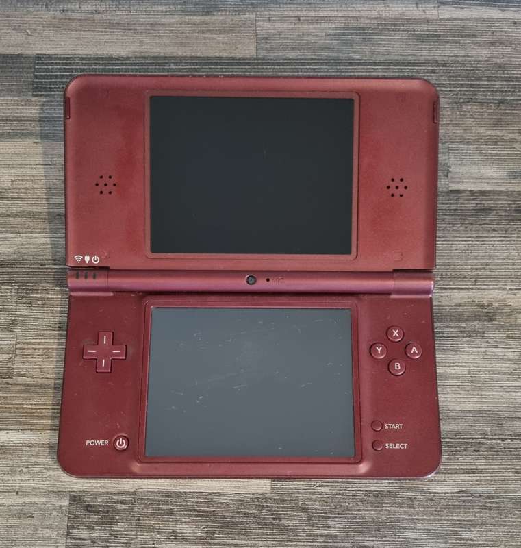 Nintendo DS XL + Charger + Game