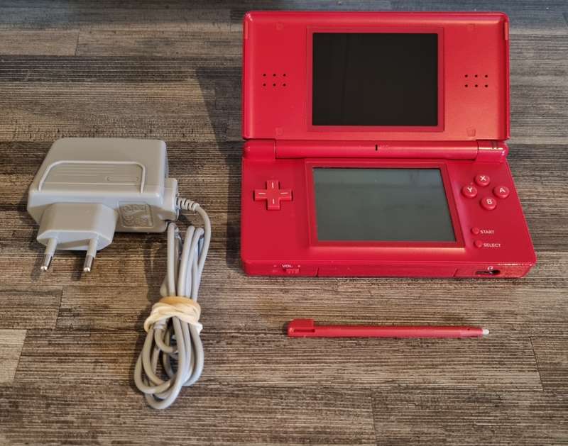 Red Nintendo DS Lite + Charger