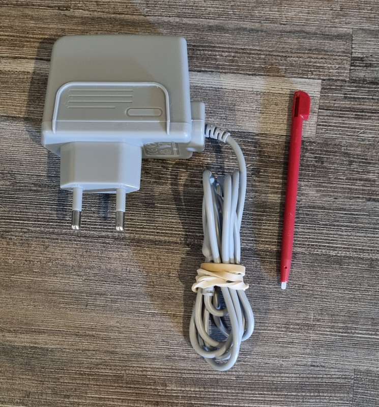 Red Nintendo DS Lite + Charger