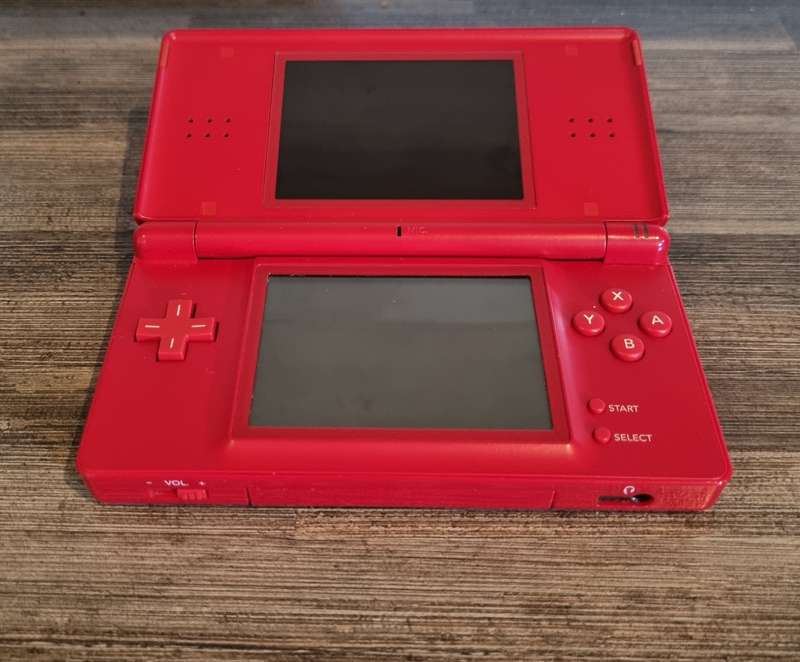 Red Nintendo DS Lite + Charger
