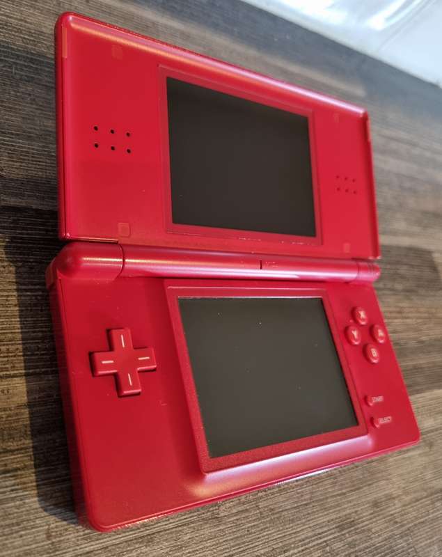 Red Nintendo DS Lite + Charger