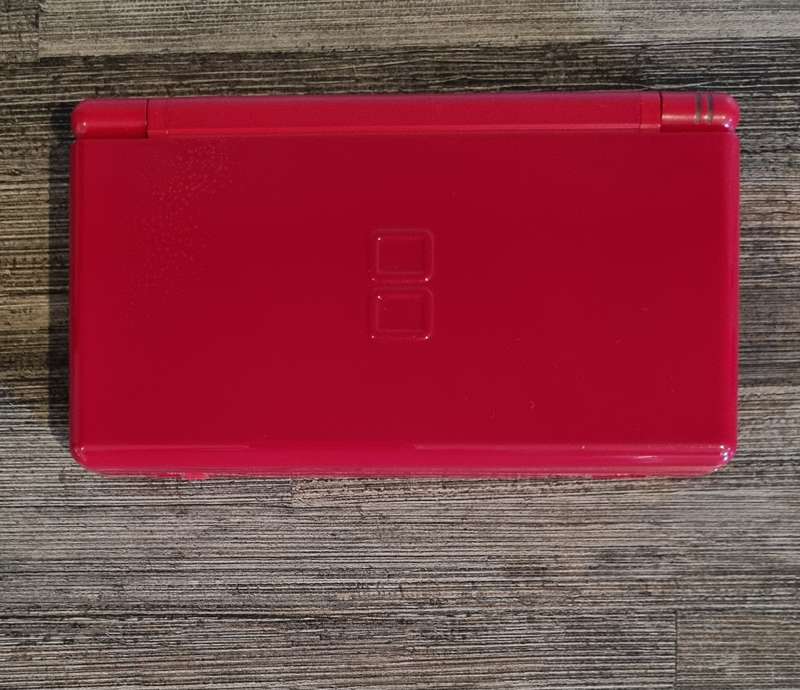 Red Nintendo DS Lite + Charger
