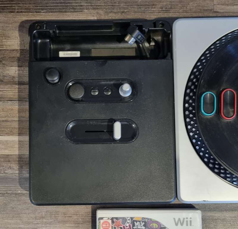 DJ Hero Board + Game for Nintendo Wii