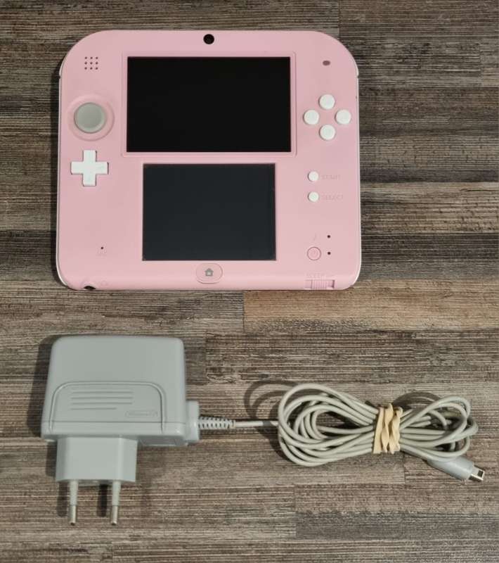 Nintendo 2DS Console + 8 Games + Charger