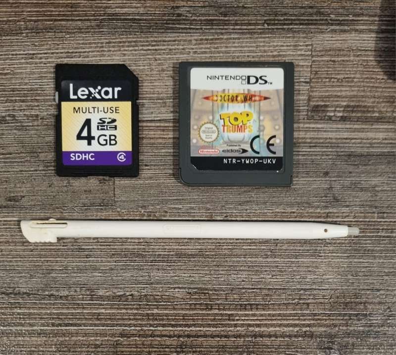 Nintendo 2DS Console + 8 Games + Charger