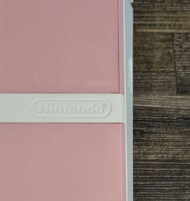 Nintendo 2DS Console + 8 Games + Charger