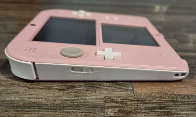 Nintendo 2DS Console + 8 Games + Charger