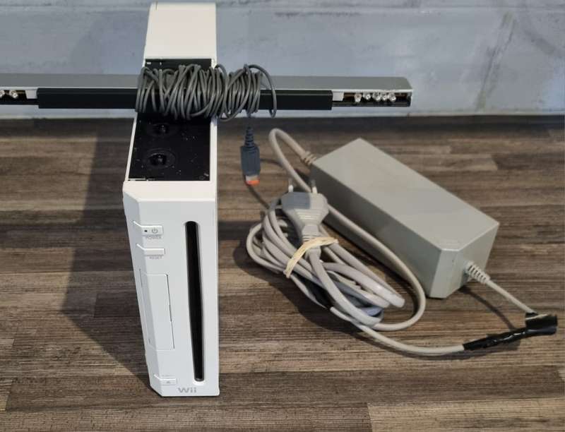 Nintendo Wii Console + Sensor