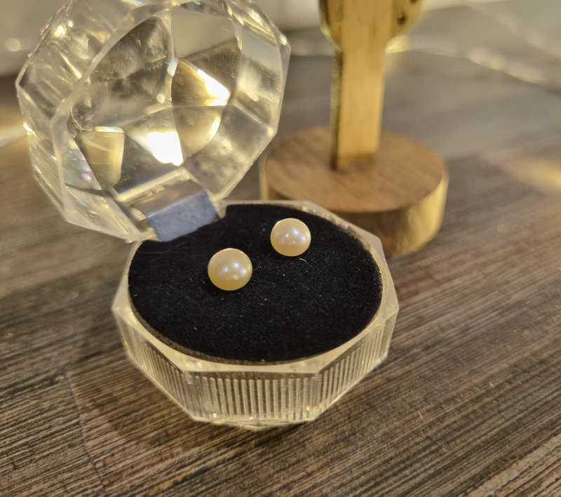 10 Karat Gold Pearl Earrings
