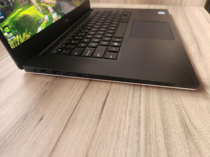Dell XPS 15 7590 Ultrabook Intel Core i7 + Free Laptop Bag
