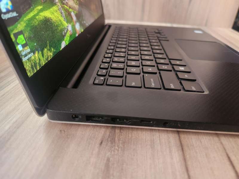 Dell XPS 15 7590 Ultrabook Intel Core i7 + Free Laptop Bag