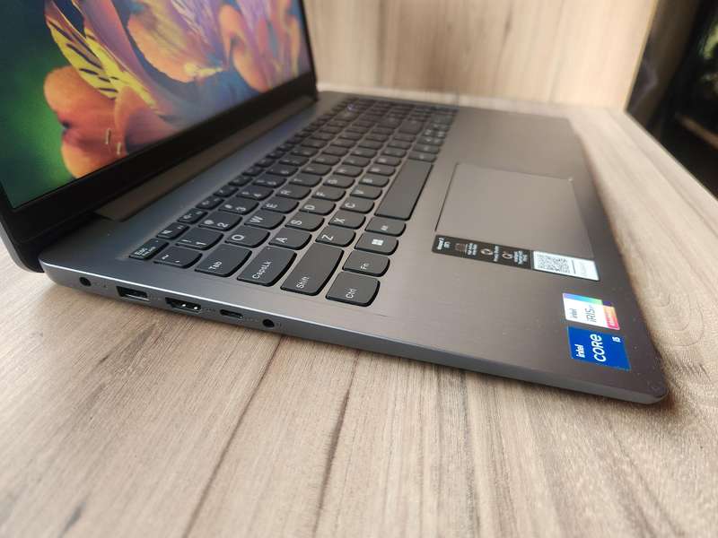 Lenovo IdeaPad 3 Intel Core i5 + Free Laptop Bag