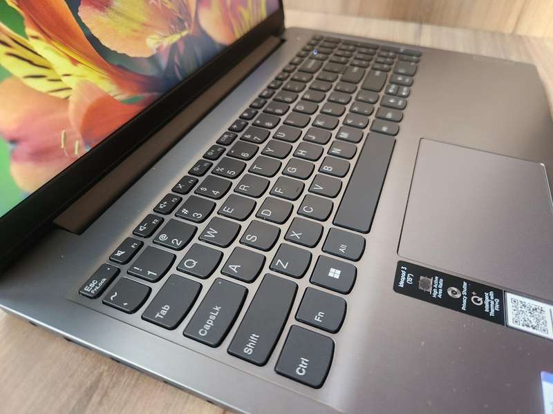 Lenovo IdeaPad 3 Intel Core i5 + Free Laptop Bag