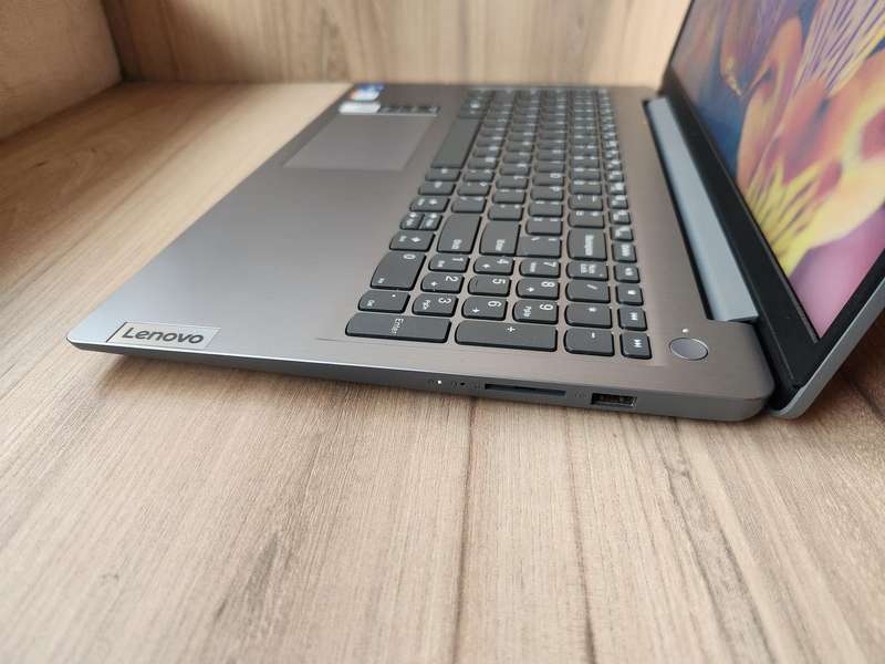 Lenovo IdeaPad 3 Intel Core i5 + Free Laptop Bag