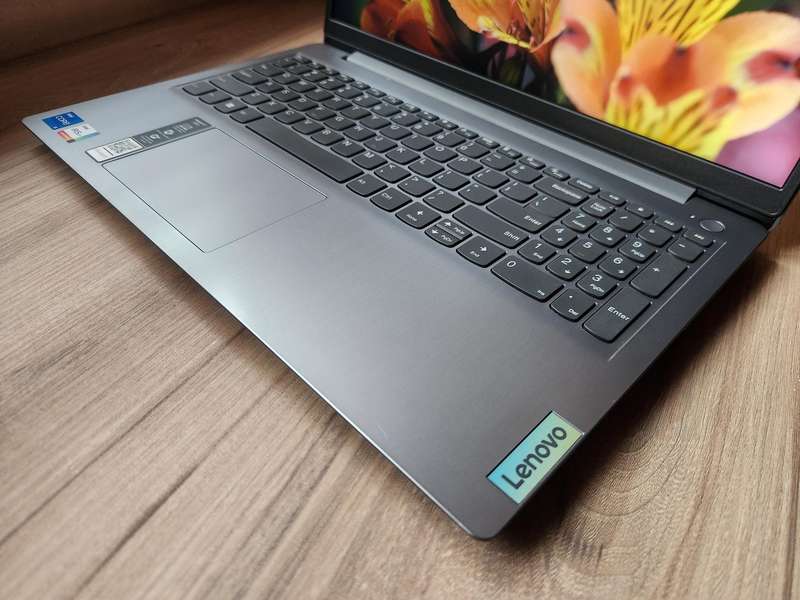 Lenovo IdeaPad 3 Intel Core i5 + Free Laptop Bag