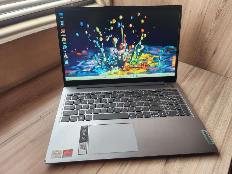 Lenovo IdeaPad 3 AMD Athlon Gold 3150U Notebook + Free Laptop Bag