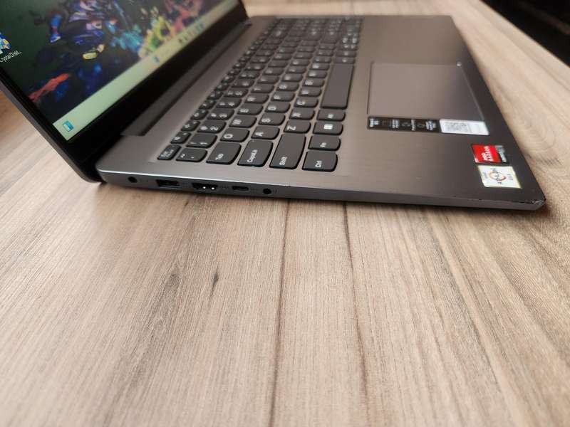Lenovo IdeaPad 3 AMD Athlon Gold 3150U Notebook + Free Laptop Bag