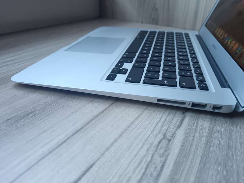 Macbook Air (13inch, 2013 ) + Free Laptop Bag