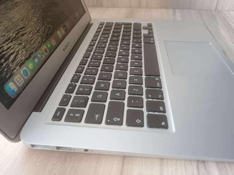 MacBook Air 13-inch Early 2015 + Free Laptop Bag