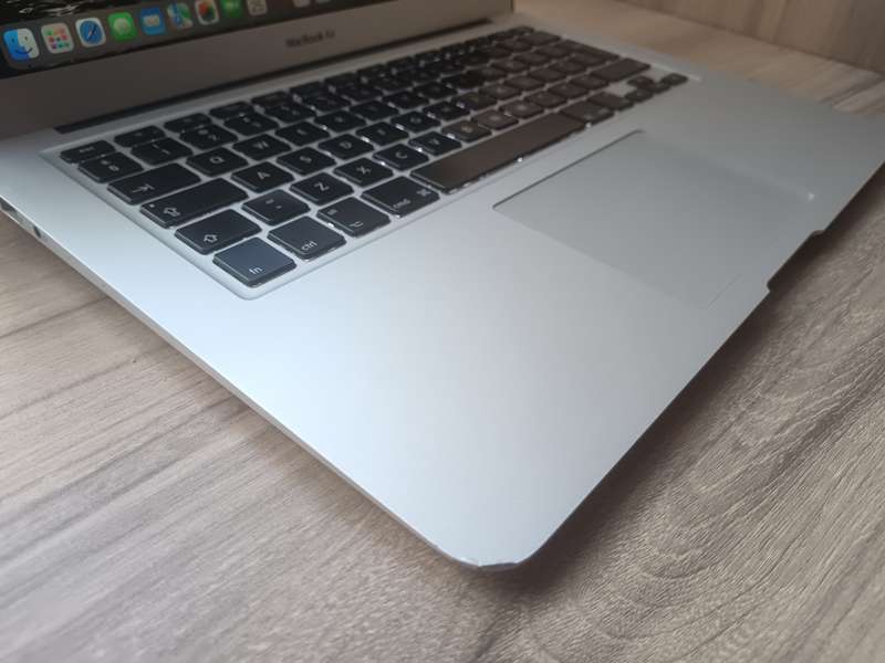 MacBook Air 13-inch Early 2015 + Free Laptop Bag
