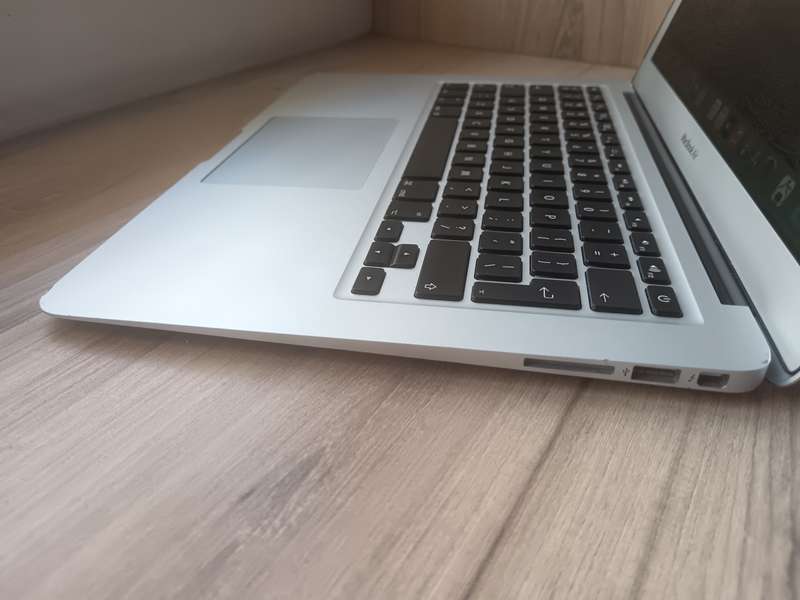 MacBook Air 13-inch Early 2015 + Free Laptop Bag