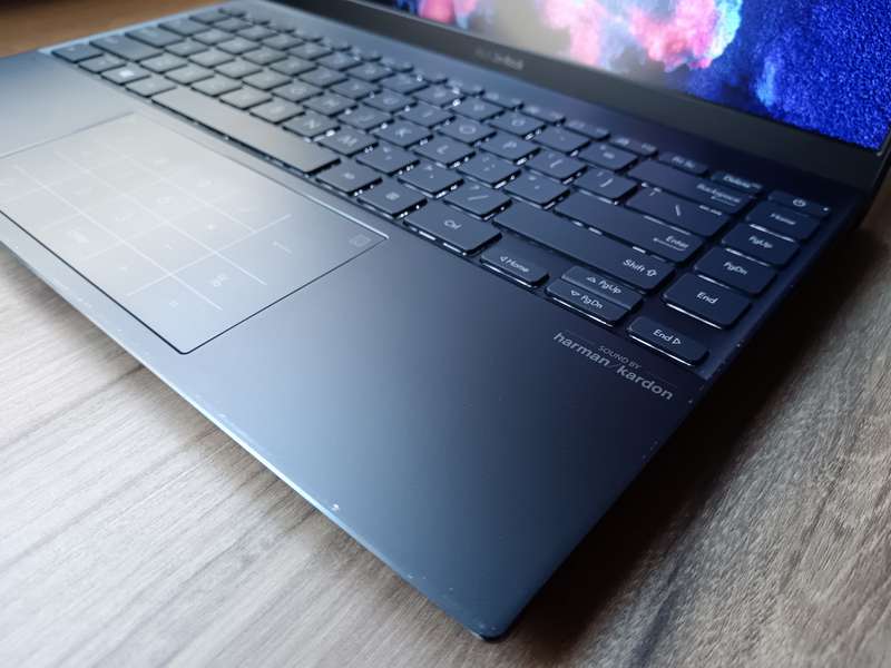 ASUS UM425UA Zenbook 14 AMD Ryzen 7 5700U + Free Laptop Bag
